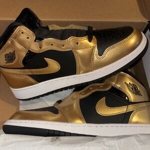 Air Jordan 1 mid
Black/ metallic gold-white
